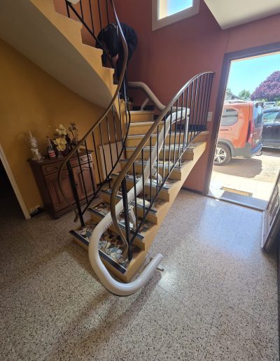 Installation d’un monte-escalier flow x sur escalier tournant près de mâcon
