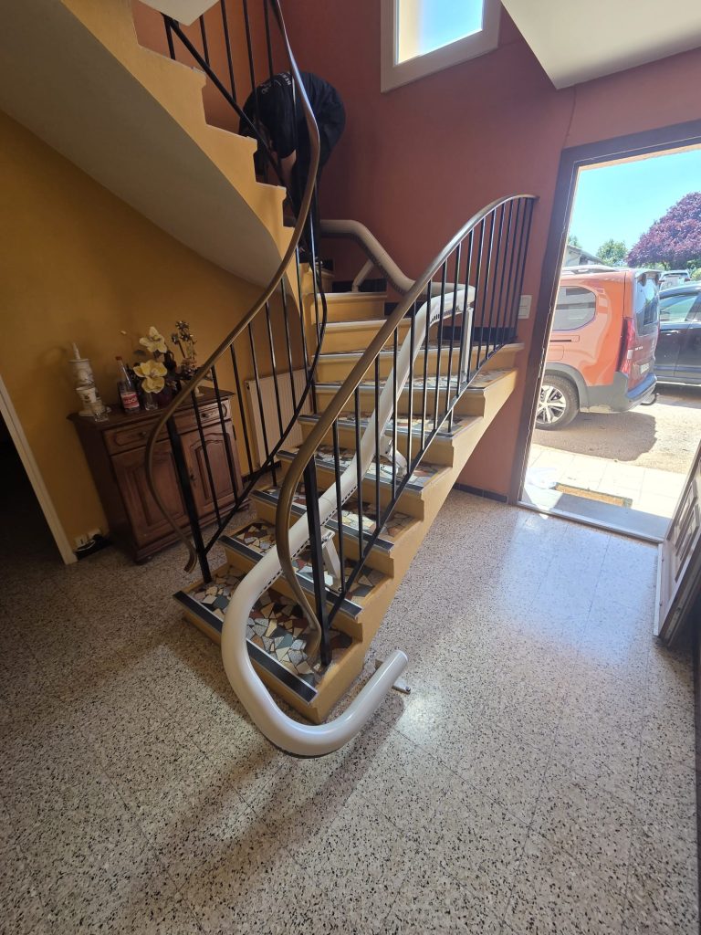 Installation d’un monte-escalier flow x sur escalier tournant près de mâcon